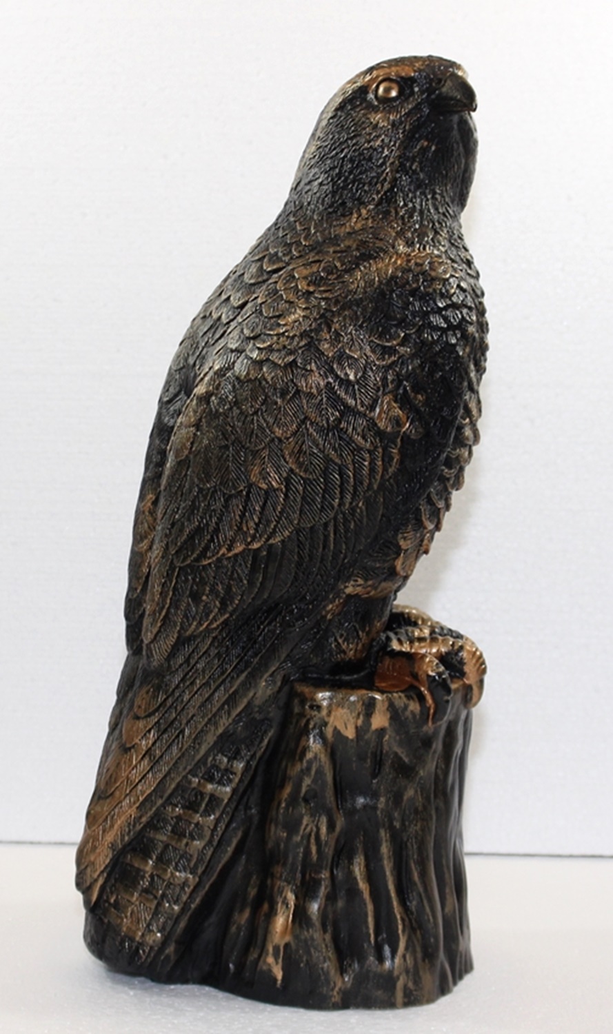 Deko Figur Falke Greifvogel sitzend auf Felsen H 40 cm Kupfer-Antik aus Kunststoff