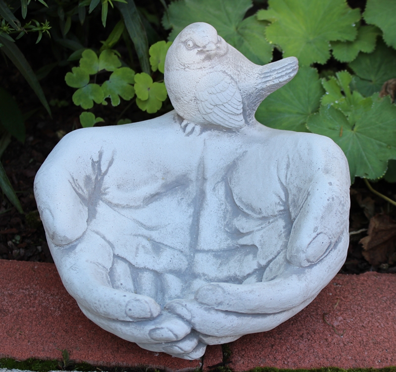 Beton Gartenelement Vogeltränke Motiv Hände mit Vogel H 18 cm Deko- und Gartenobjekt