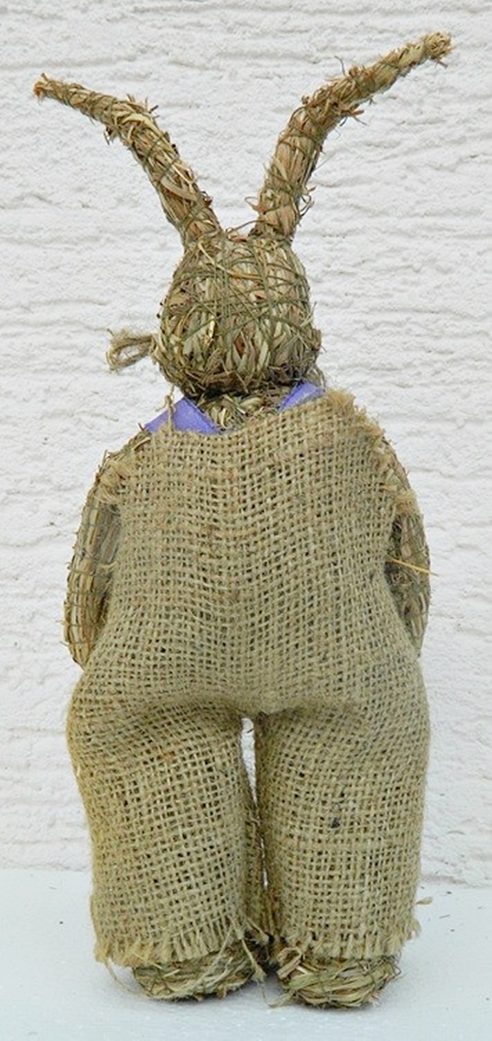 Deko Figur Hase H 28 cm stehend mit Latzhose Heufigur Osterdeko aus Naturmaterial Heu zum Basteln