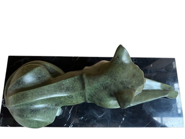 Bronzefigur Bronzeskulptur Modern Liegende Katze grün Länge 35 cm Dekofigur Abstrakte Skulptur