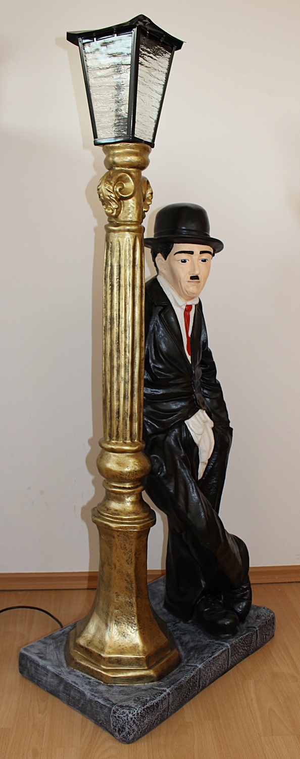 Dekorationsfigur Komiker Schauspieler Charlie Chaplin stehend an elektr. Laterne Deko Figur H 125cm
