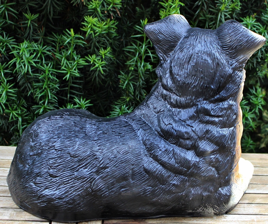 Dekorationsfigur Hund  Welpe Border Collie liegend H 32 cm Dekofigur Gartenfigur Hundedeko Kunstharz