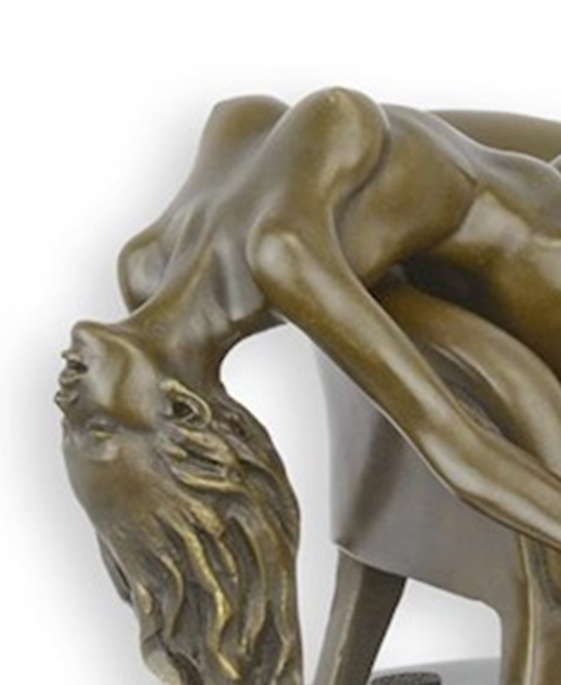 Bronzefigur weiblicher Akt liegend auf Sessel H 17,5 cm Bronzeskulptur Frauenakt aus Bronze