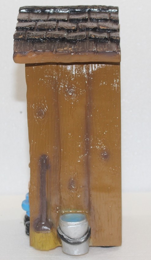 Gartenzwerg im WC-Häuschen sitzend H 29 cm Zwerg Deko Spaß Bewegungsmelder Pfeifen