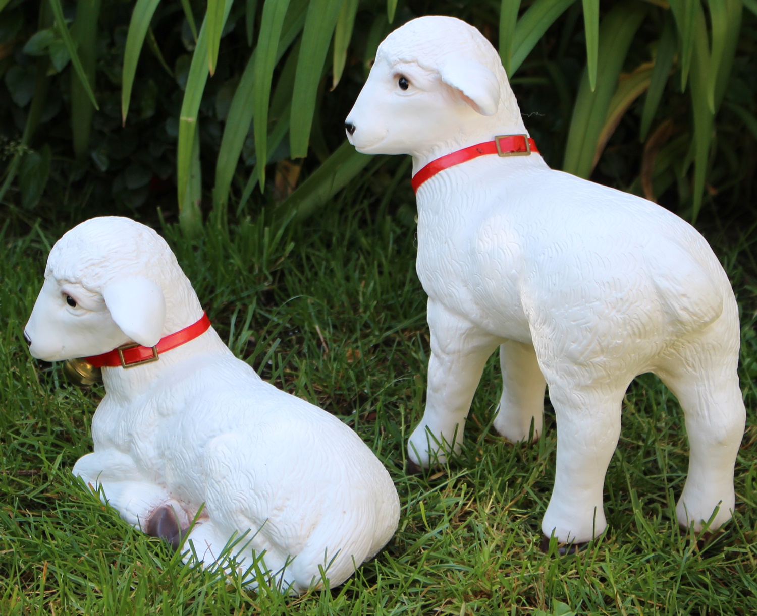 Deko Figur Gartenfigur Tierfiguren Lämmlein Lämmer stehend und liegend als 2-er Satz aus Kunststoff