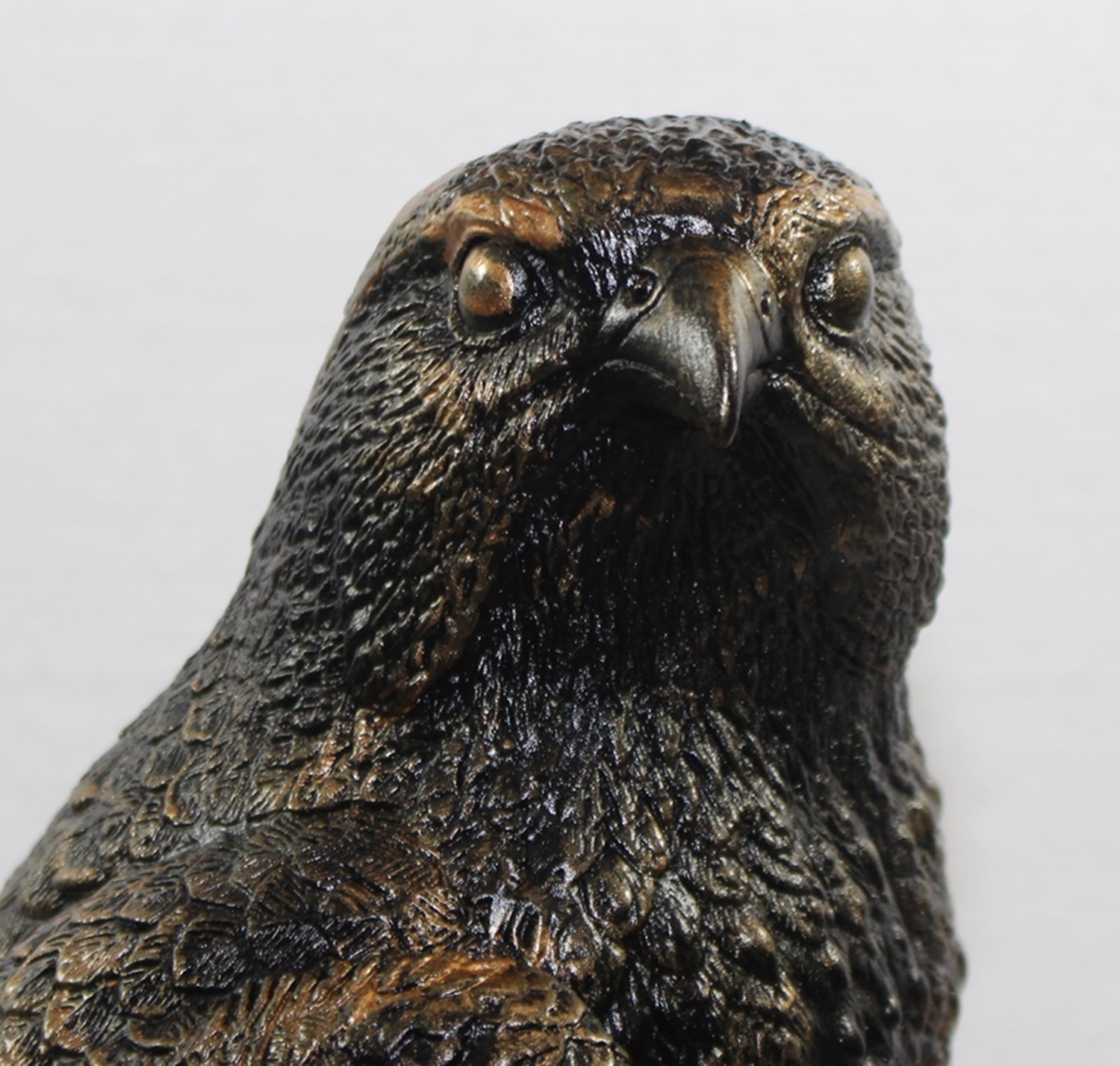 Deko Figur Falke Greifvogel sitzend auf Felsen H 40 cm Kupfer-Antik aus Kunststoff