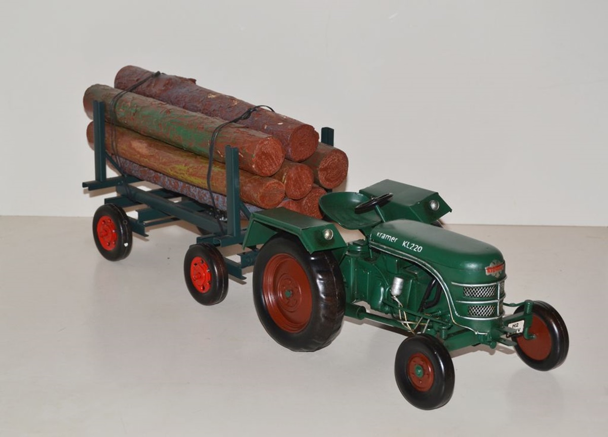 Blechtraktor Nostalgie Modelltraktor Oldtimer Marke Kramer Traktor Gespann mit Holzanhänger L 59 cm