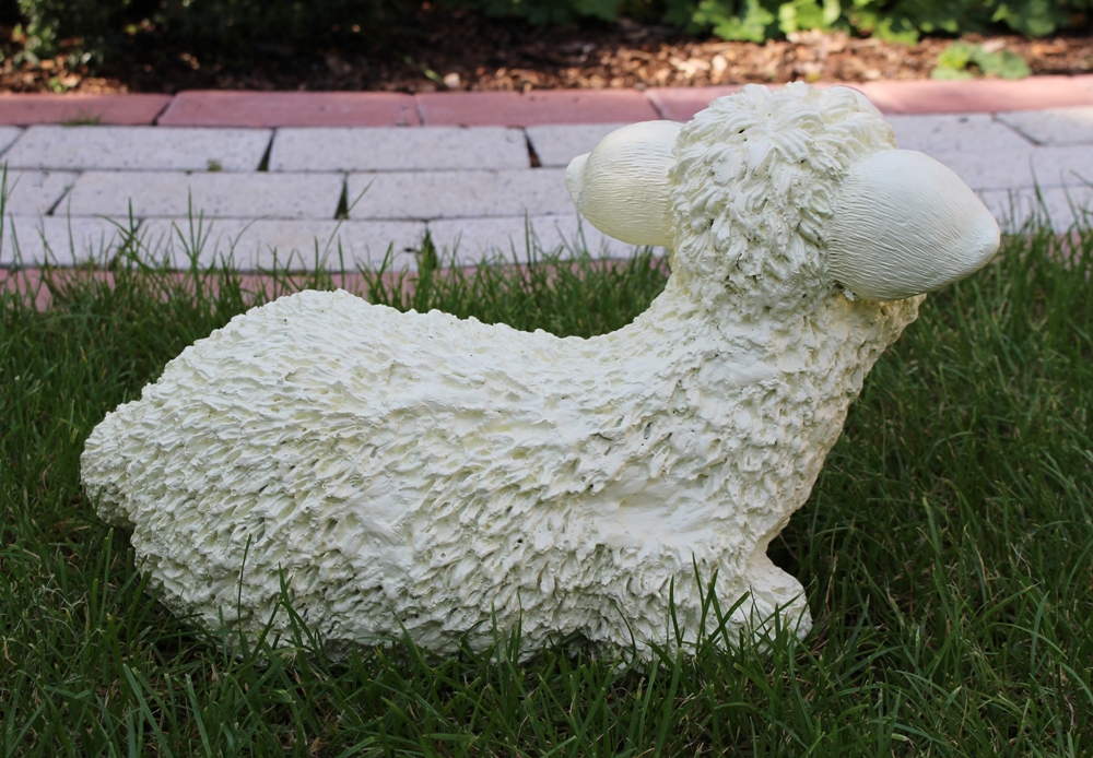 Dekorationsfigur Lämmchen Lamm liegend H 20 cm Gartenfigur aus Kunstharz