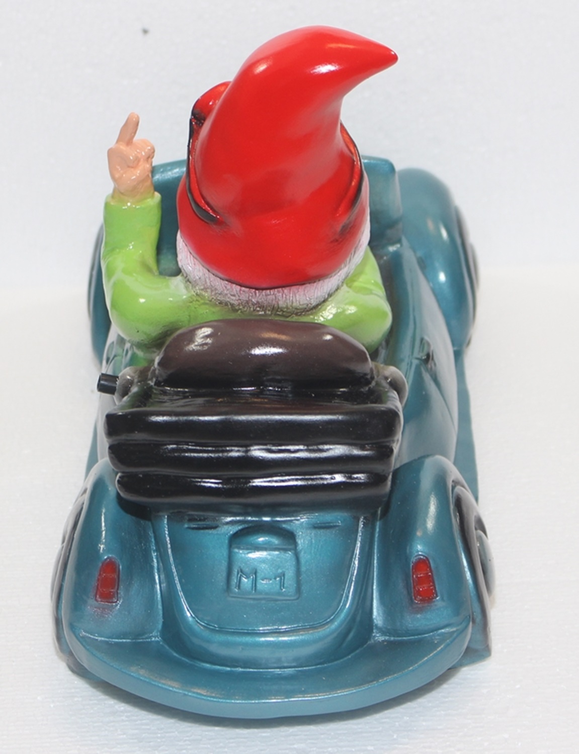 Gartenzwerg Verkehrsrowdy im Auto sitzend Stinkefigner H 23 cm  Scherz Bewegungsmelder Pfeifen