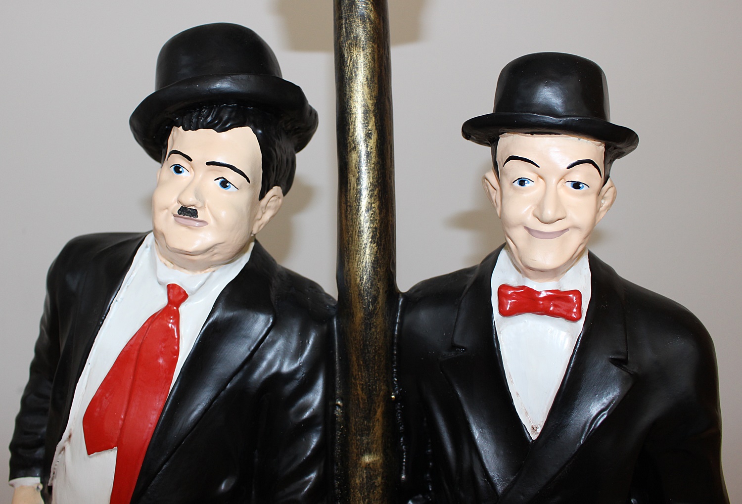 Dekofigur Dick und Doof stehend an el. Laterne Komiker Schauspieler H 81cm