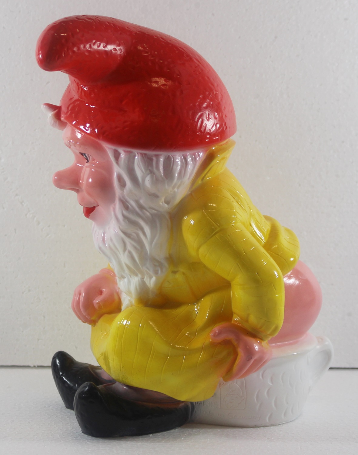 Gartenzwerg auf Nachttopf Figur sitzend Zwerg auf Töpfchen H 27 cm Gartenfigur aus Kunststoff