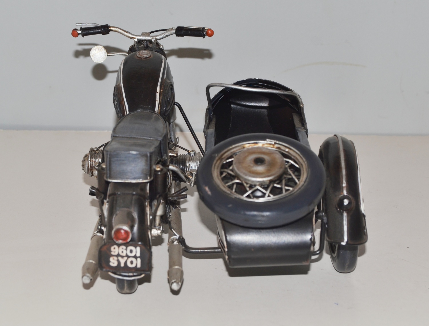Blechmotorrad Nostalgie Modellauto Oldtimer Marke BMW R 60/2 Beiwagen Motorrad aus Blech L 29 cm