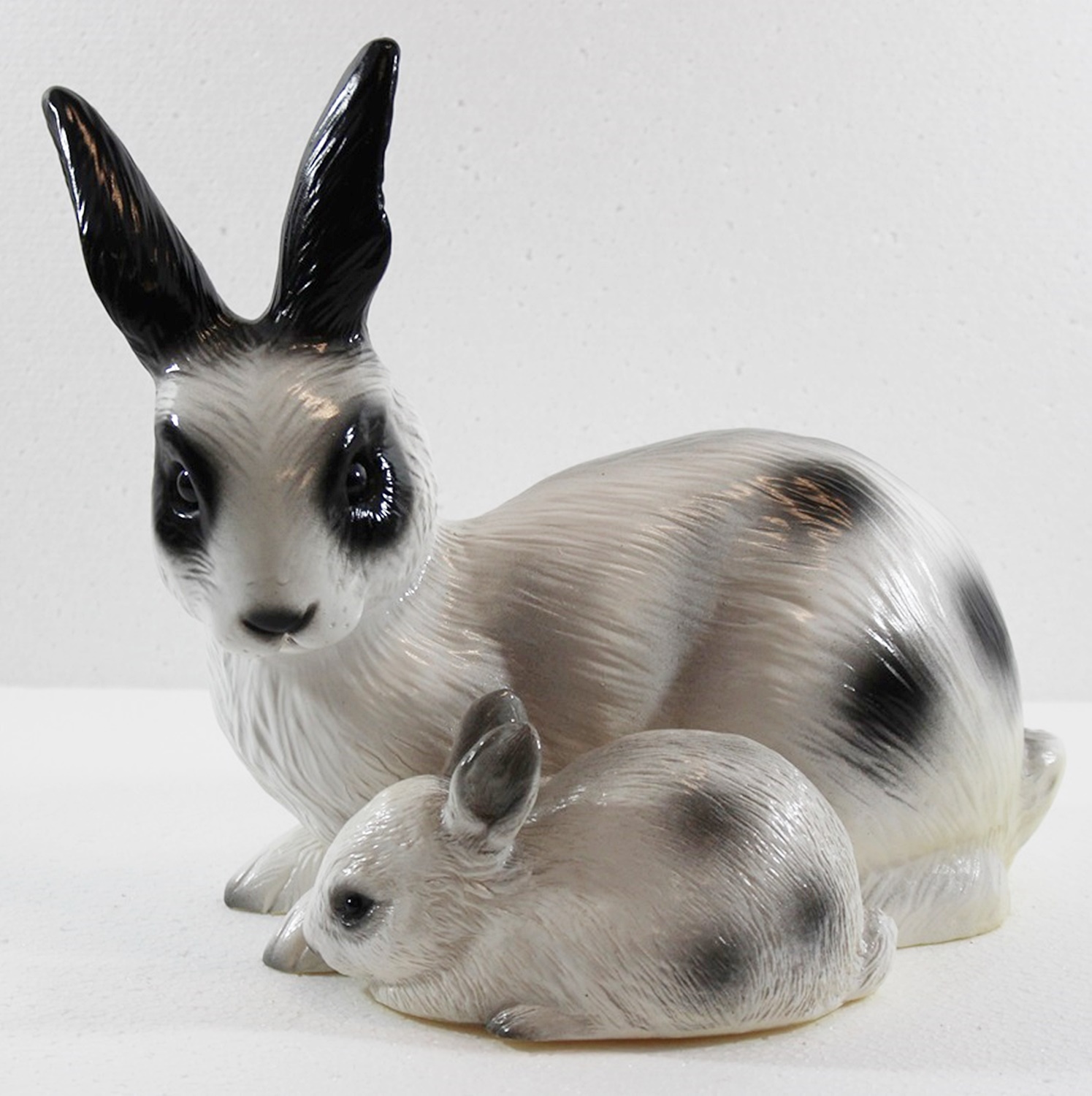 Deko Garten Figur Gartenfigur Tierfigur Hase mit Kleinem liegend weiß aus Kunststoff Höhe 21 cm