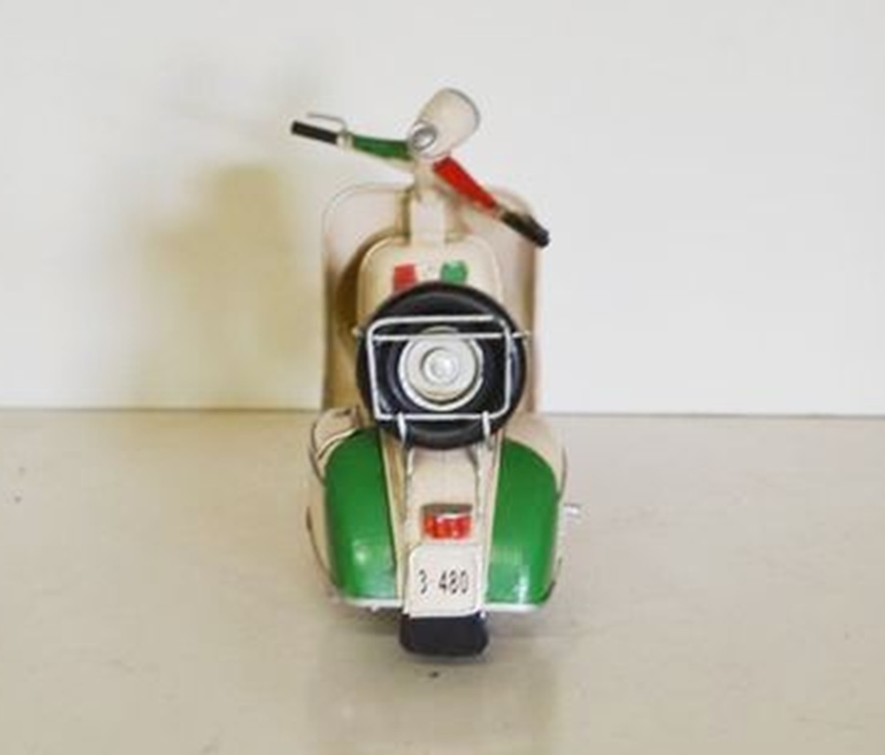 Blechmodell Roller Nostalgie Oldtimer Marke Vespa Motorroller mit Motiv der Italien-Flagge L 22 cm