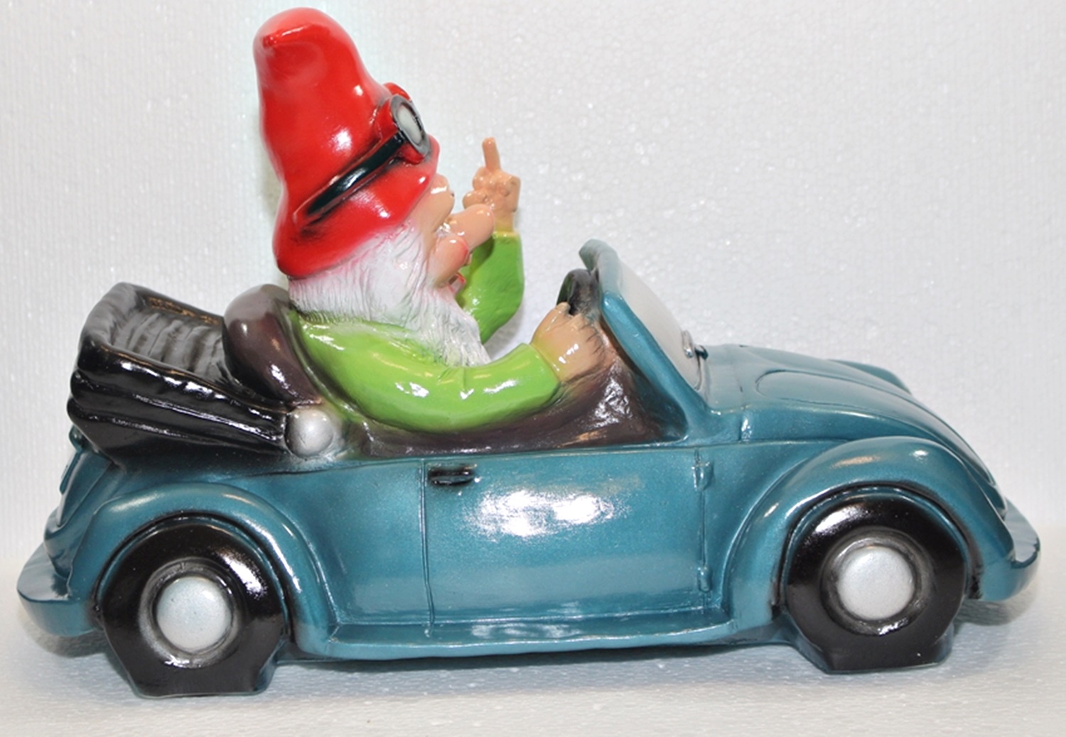 Gartenzwerg Verkehrsrowdy im Auto sitzend Stinkefigner H 23 cm  Scherz Bewegungsmelder Pfeifen