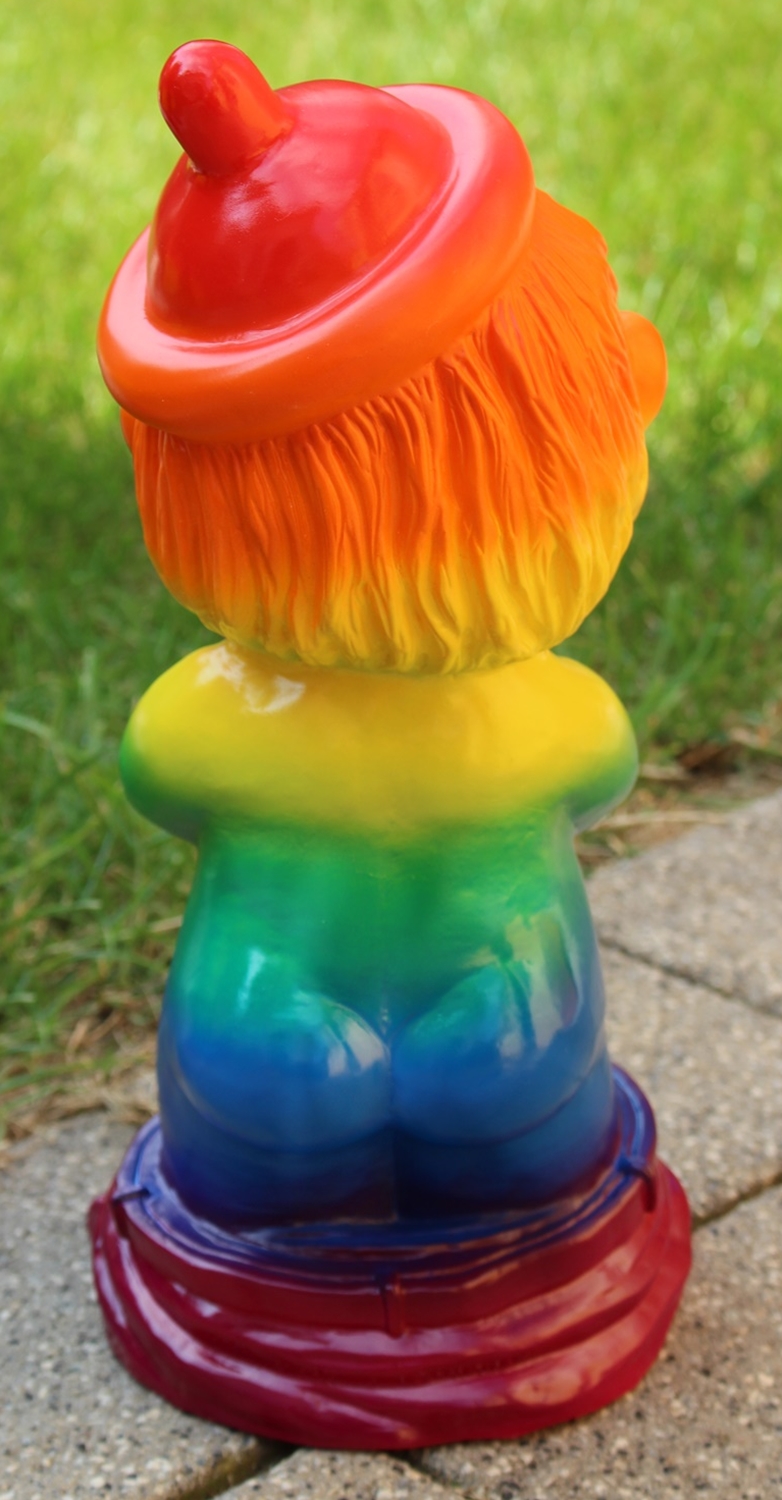 Gartenzwerg Gartenfigur Deko Zwerg Mittelfinger Bewegungsmelder "Pfiff" Regenbogen Pride H 31 cm