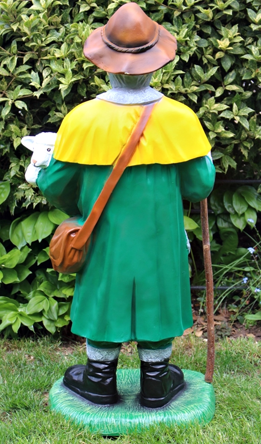 Dekorfgur Schäfer Lamm und Stock haltend Hirte stehend mit Lamm H 87 cm Gartenfigur aus Kunstharz