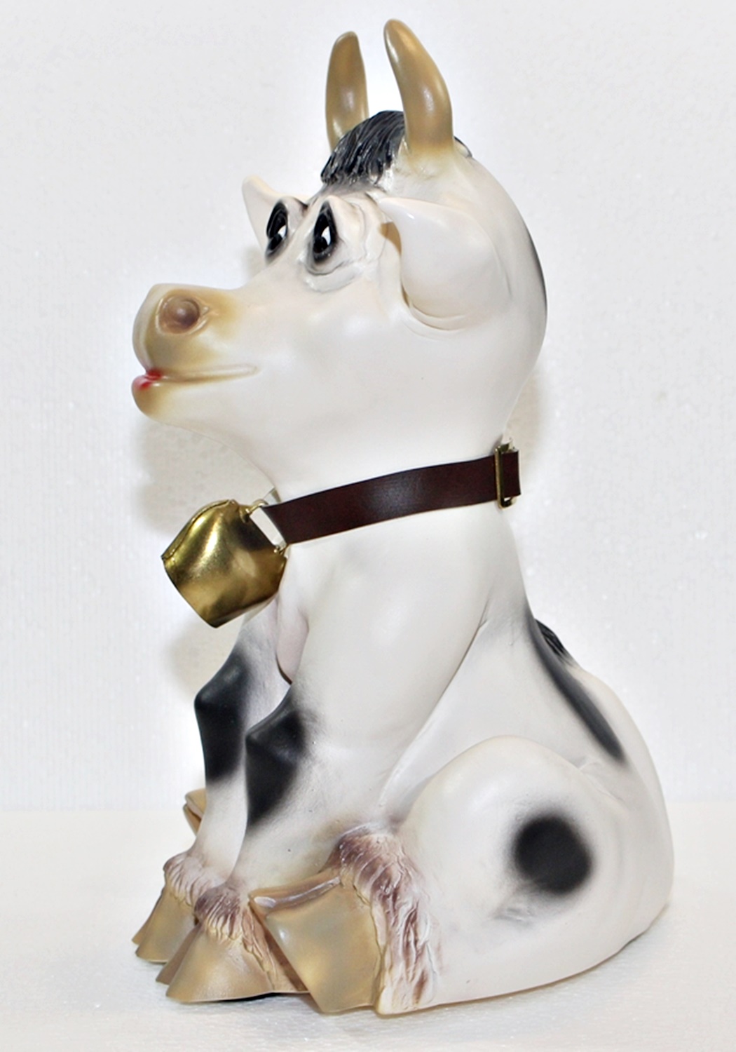 Deko Figur Kuh Resi sitzend mit Glocke H 32 cm lustige Kuhfigur Dekofigur mit Bewegungsmelder Muuuh