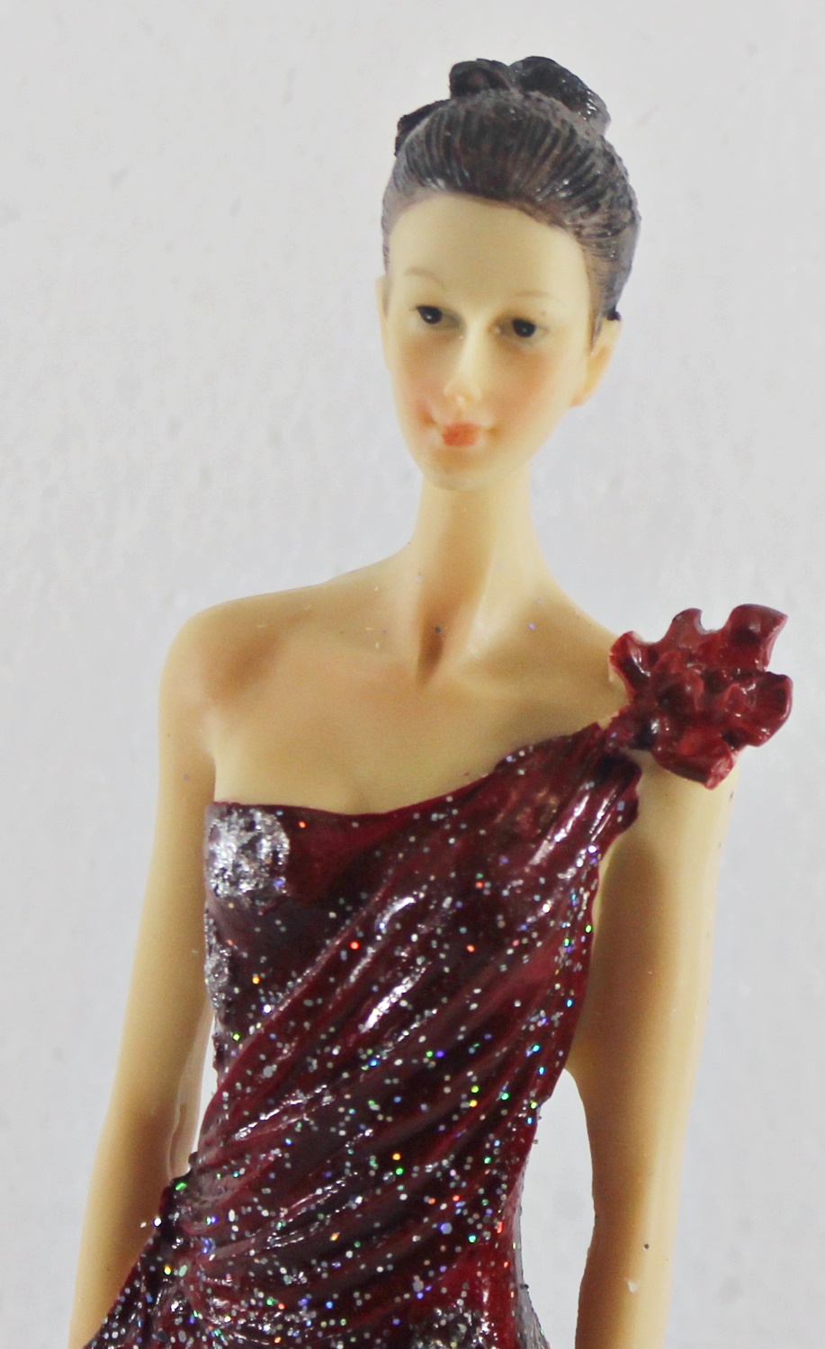 Beauty Figur Deko Modefigur Modepuppe Nostalgiefigur Dame roten Kleid mit Blume aus Resin H 33 cm