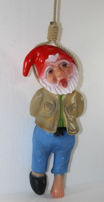 Gartenzwerg Deko Garten Figur Zwerg erhängt mit Seil umschlingt H 37 cm ohne Seil aus Kunststoff