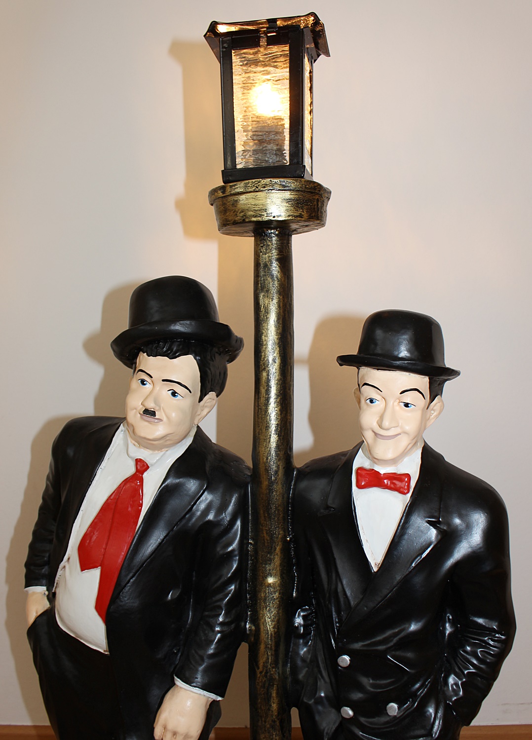 Dekofigur Dick und Doof stehend an el. Laterne Komiker Schauspieler H 81cm