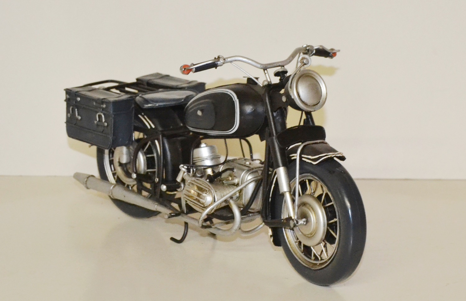 Blechmotorrad Nostalgie Modellauto Oldtimer Marke BMW R 60 Motorrad Zweirad aus Blech L 31 cm