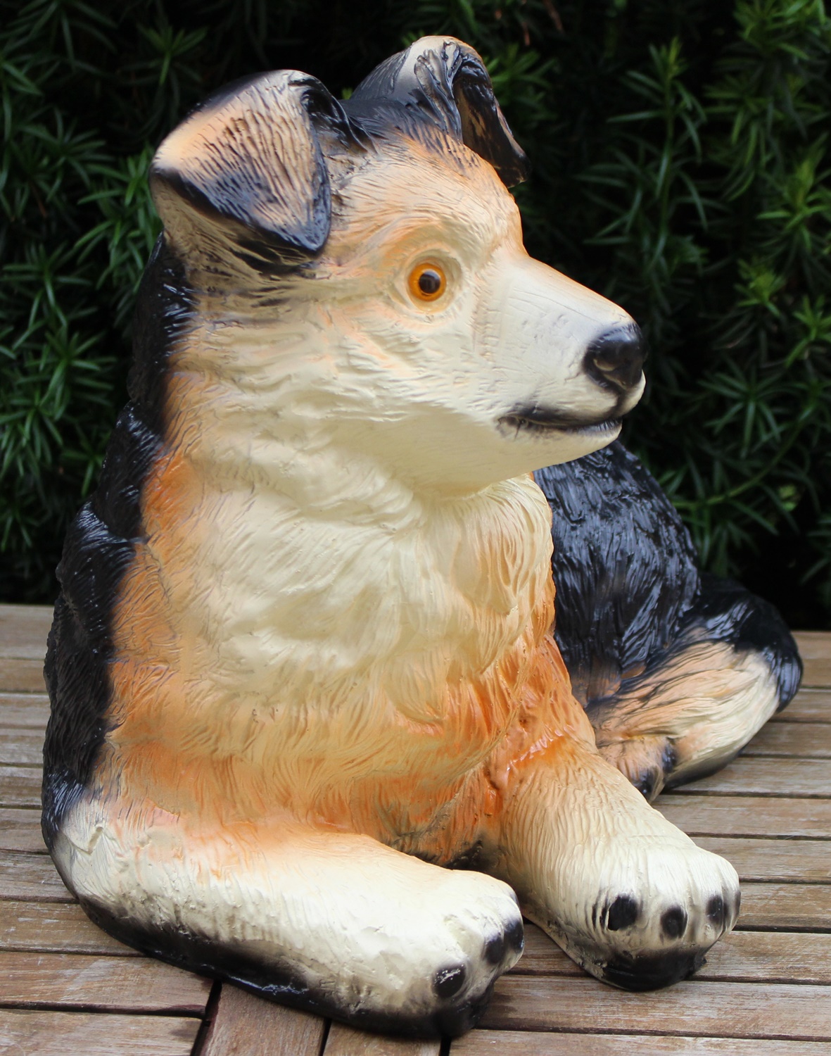 Dekorationsfigur Hund  Welpe Border Collie liegend H 32 cm Dekofigur Gartenfigur Hundedeko Kunstharz