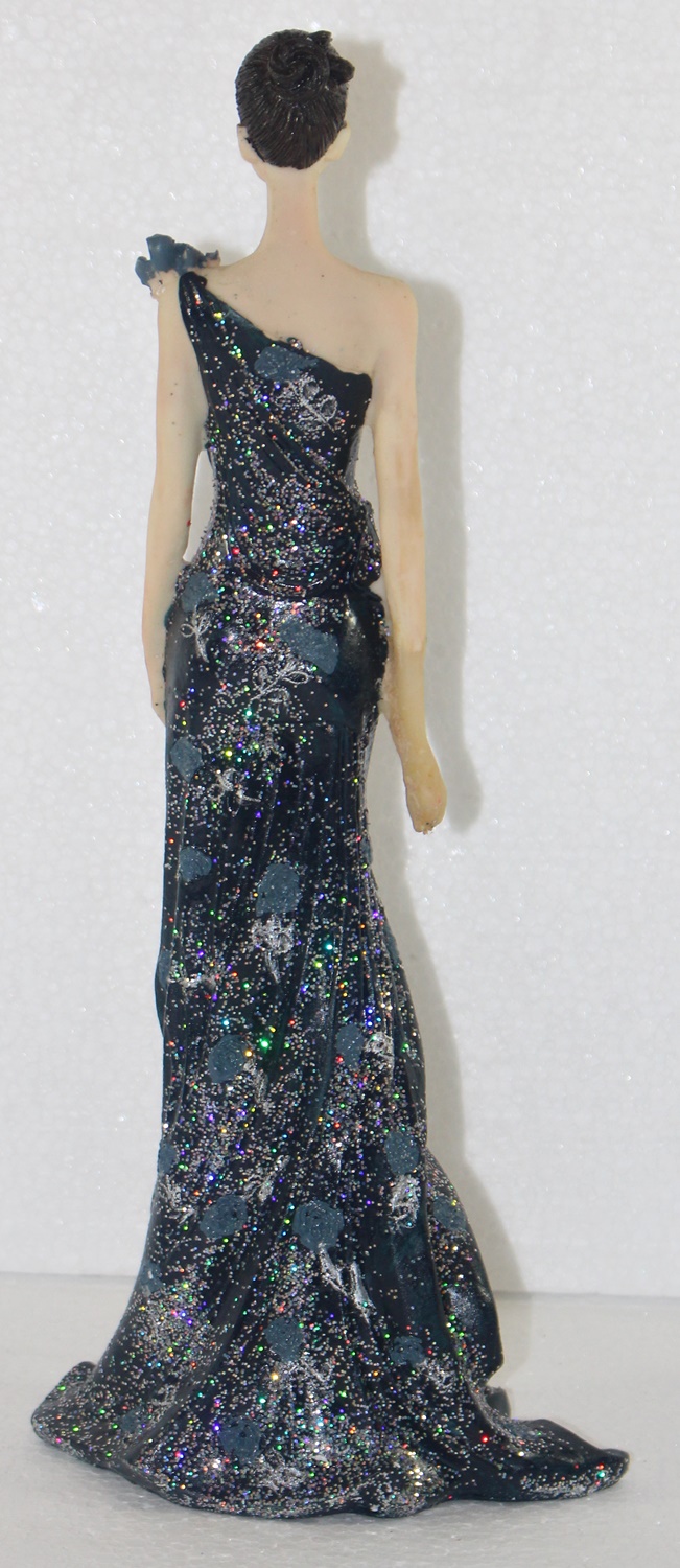 Beauty Figur Deko Modefigur Modepuppe Nostalgiefigur Dame schwarzen Kleid mit blauer Blume aus Resin