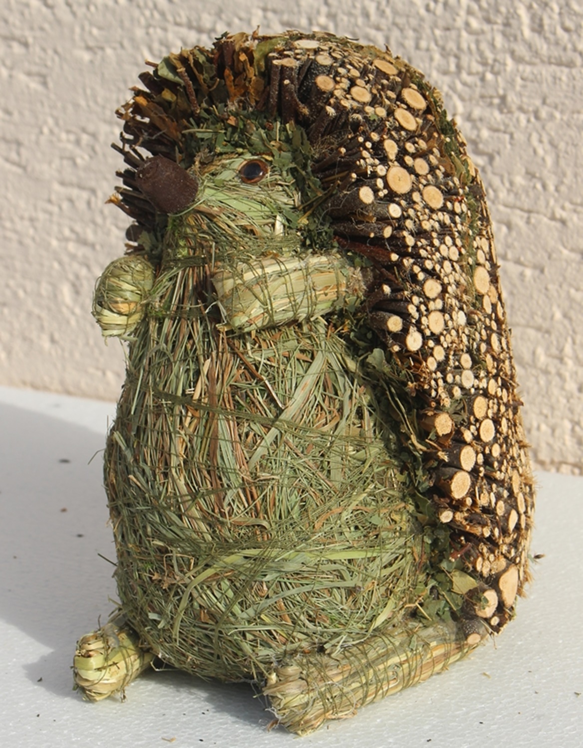 Deko Heu Figur Igel stehend H 19 cm Tierfigur aus Naturmaterial Heu zum Basteln Heudeko