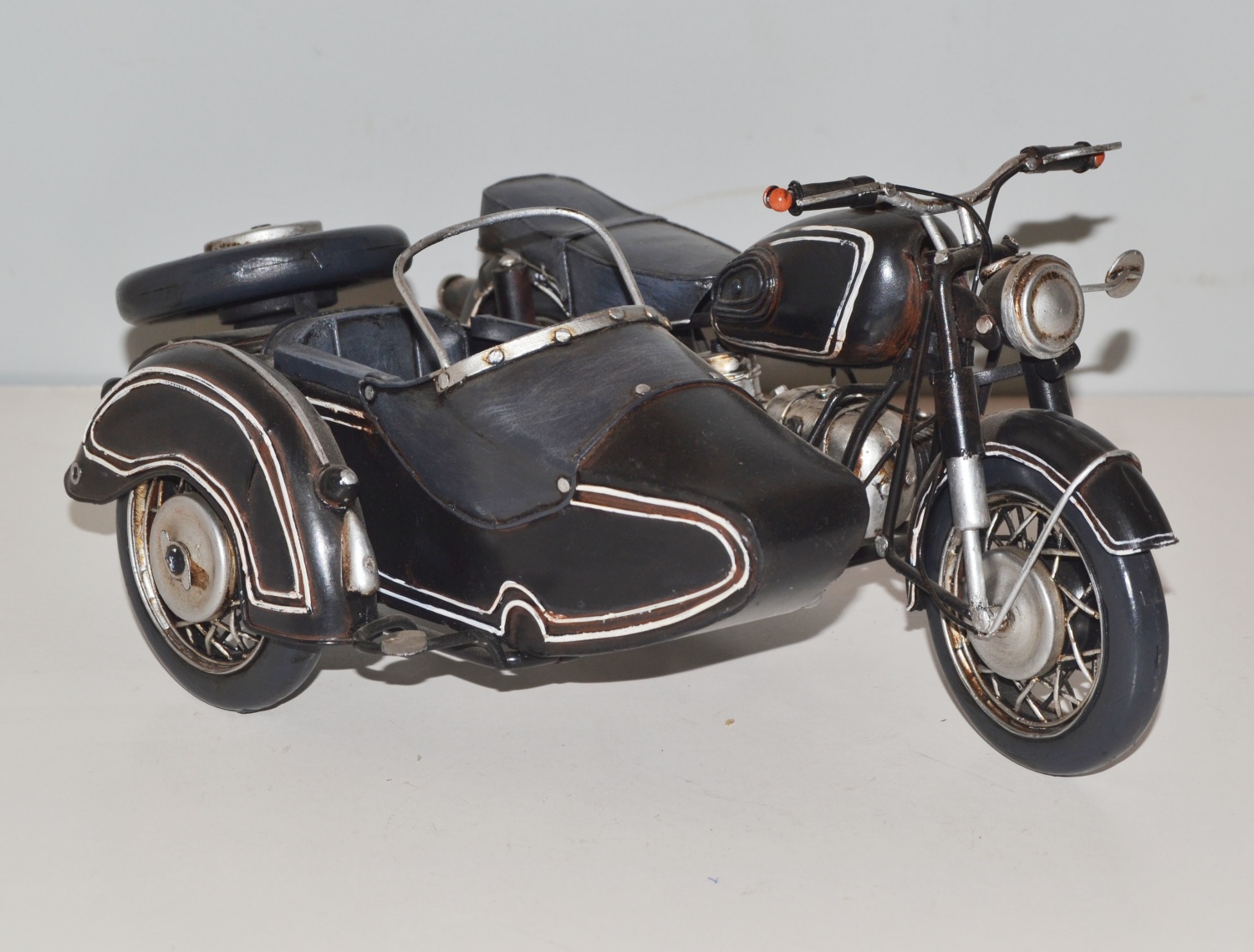 Blechmotorrad Nostalgie Modellauto Oldtimer Marke BMW R 60/2 Beiwagen Motorrad aus Blech L 29 cm