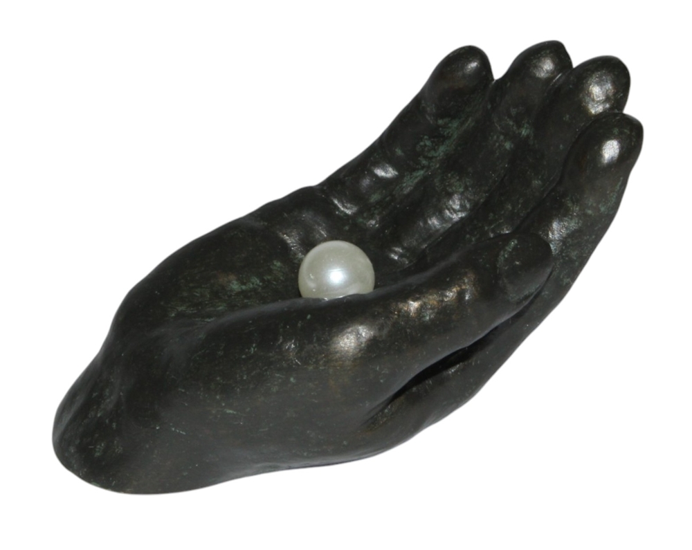 "Kostbarkeit in seiner Hand“ Dekofigur Hand mit Perle Lange 7,5 cm - Hand-Skulptur in Bronze-Optik
