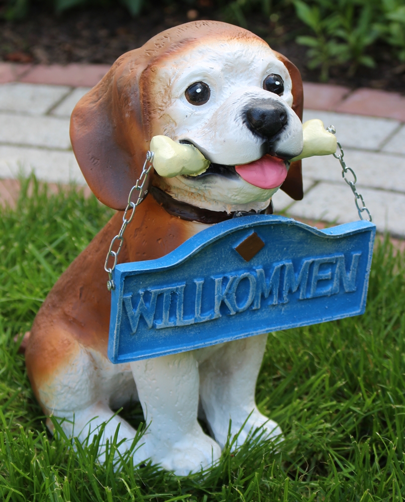 Dekofigur Hund mit "Wilkommen" Schild Deko Figur H 30 cm aus Kunstharz Tierfigur Garten Figur