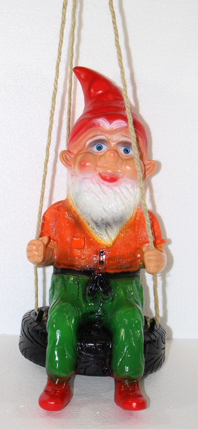 Gartenzwerg Deko Garten Figur Zwerg sitzend auf Reifenschaukel (3 Seile) aus Kunststoff H 38 cm
