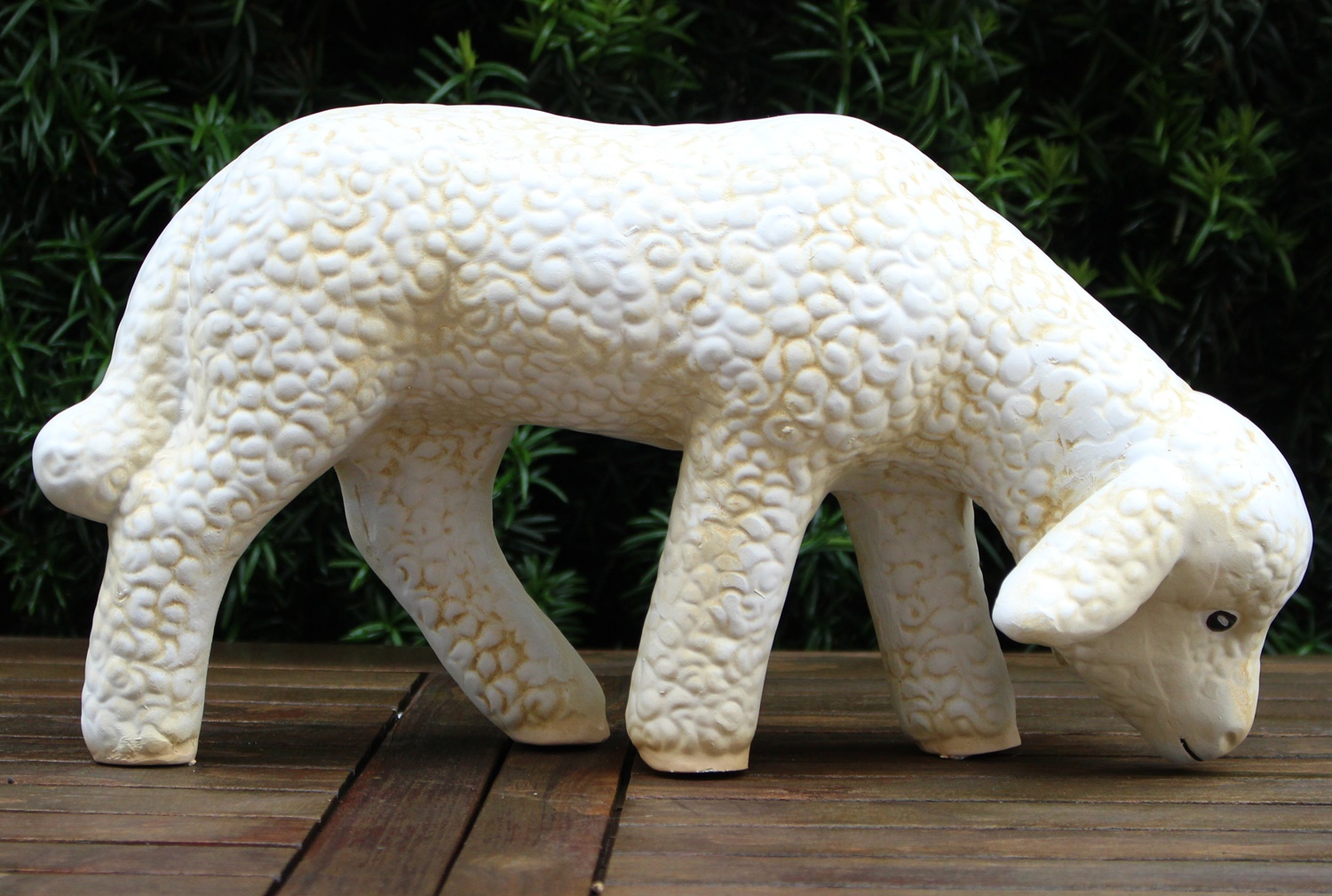 Deko Figur Lamm stehend Kopf nach unten H 20 cm Lämmchen Gartenfigur aus Kunstharz