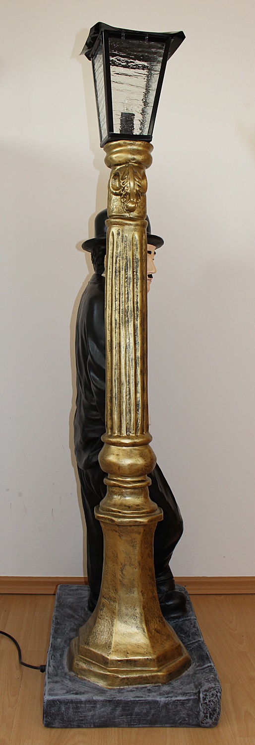 Dekorationsfigur Komiker Schauspieler Charlie Chaplin stehend an elektr. Laterne Deko Figur H 125cm