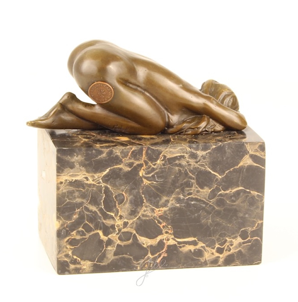 Bronzefigur weiblicher Akt liegend über Knien H 13,5 cm Bronzeskulptur Frauenakt aus Bronze