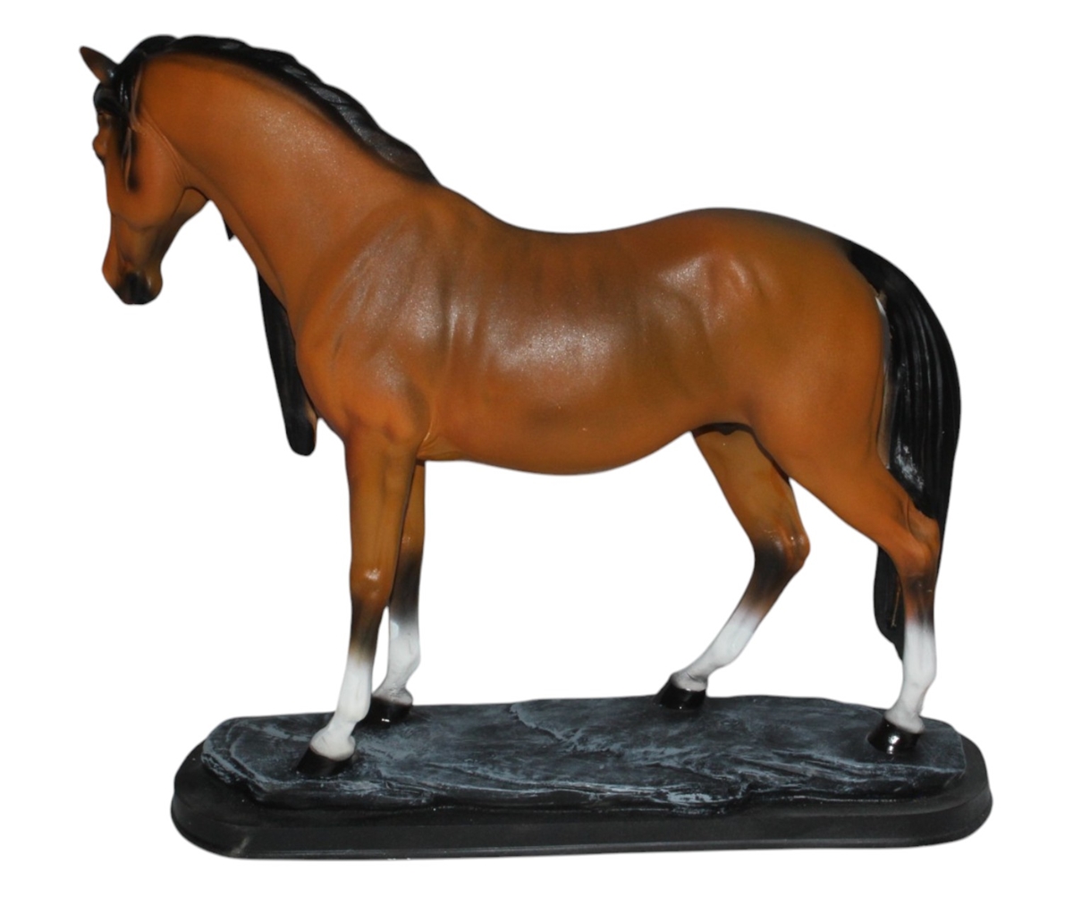 Dekofigur Pferd stehend Höhe 39 cm – Deko Figur Gartenfigur in Hellbraun aus Kunstharz