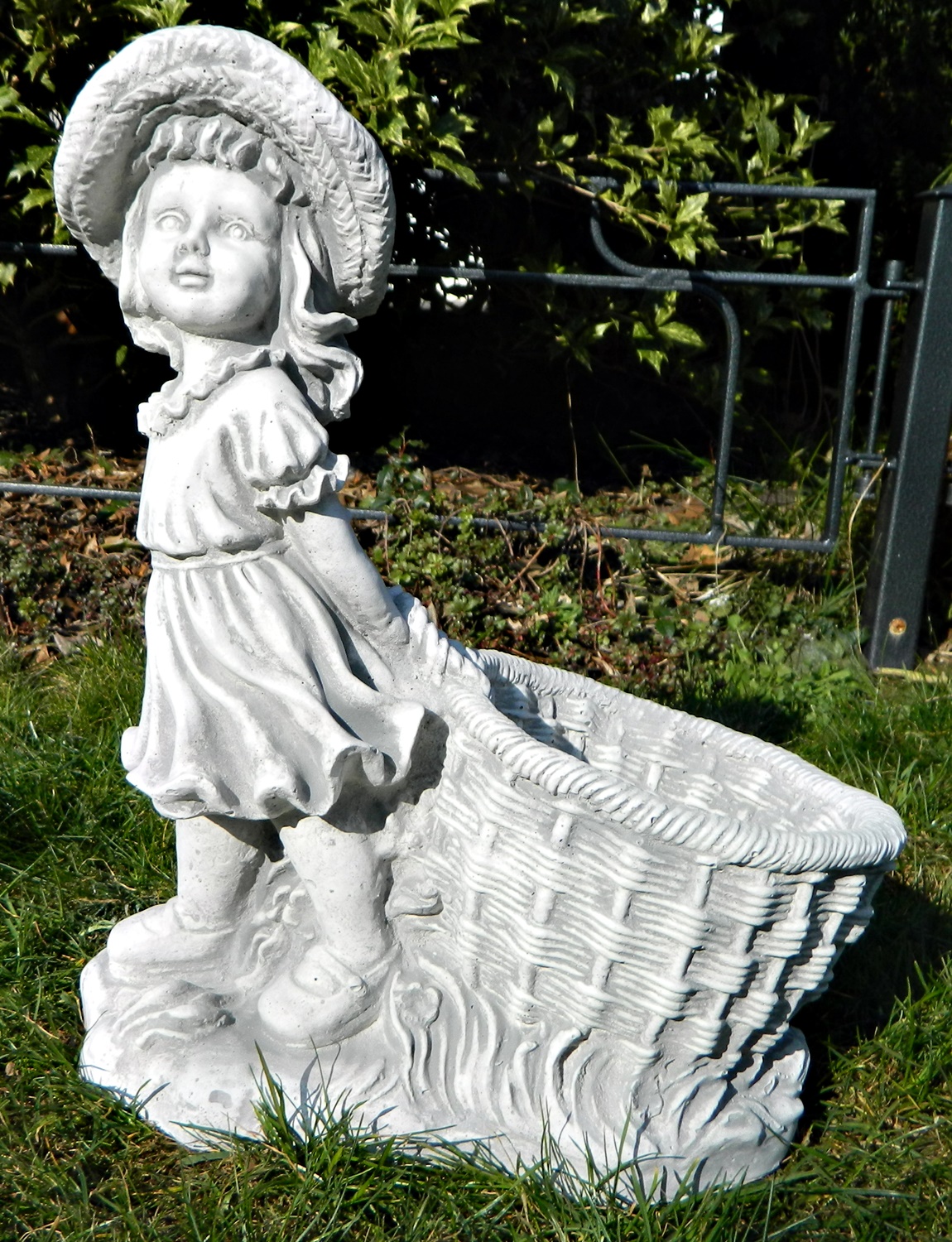 Beton Figur Mädchen mit Pflanztopf H 40 cm Dekofigur und Gartenskulptur zum Bepflanzen