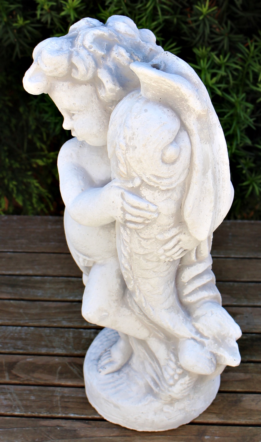 Beton Figur Statue Putte mit Fisch als Wasserspeier (ohne Schlauch) H 42 cm Dekofigur Gartenskulptur