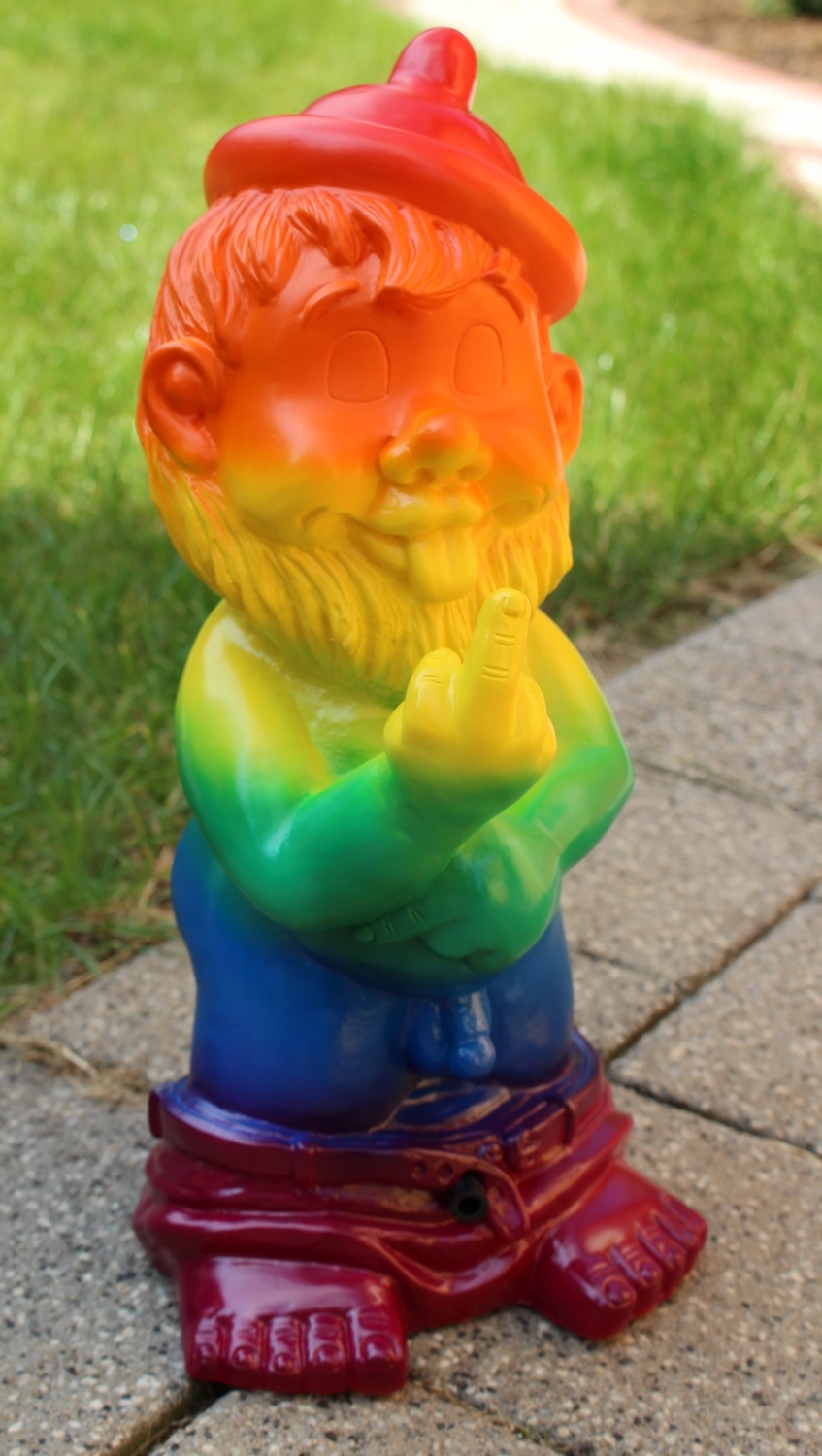 Gartenzwerg Gartenfigur Deko Zwerg Mittelfinger Bewegungsmelder "Pfiff" Regenbogen Pride H 31 cm