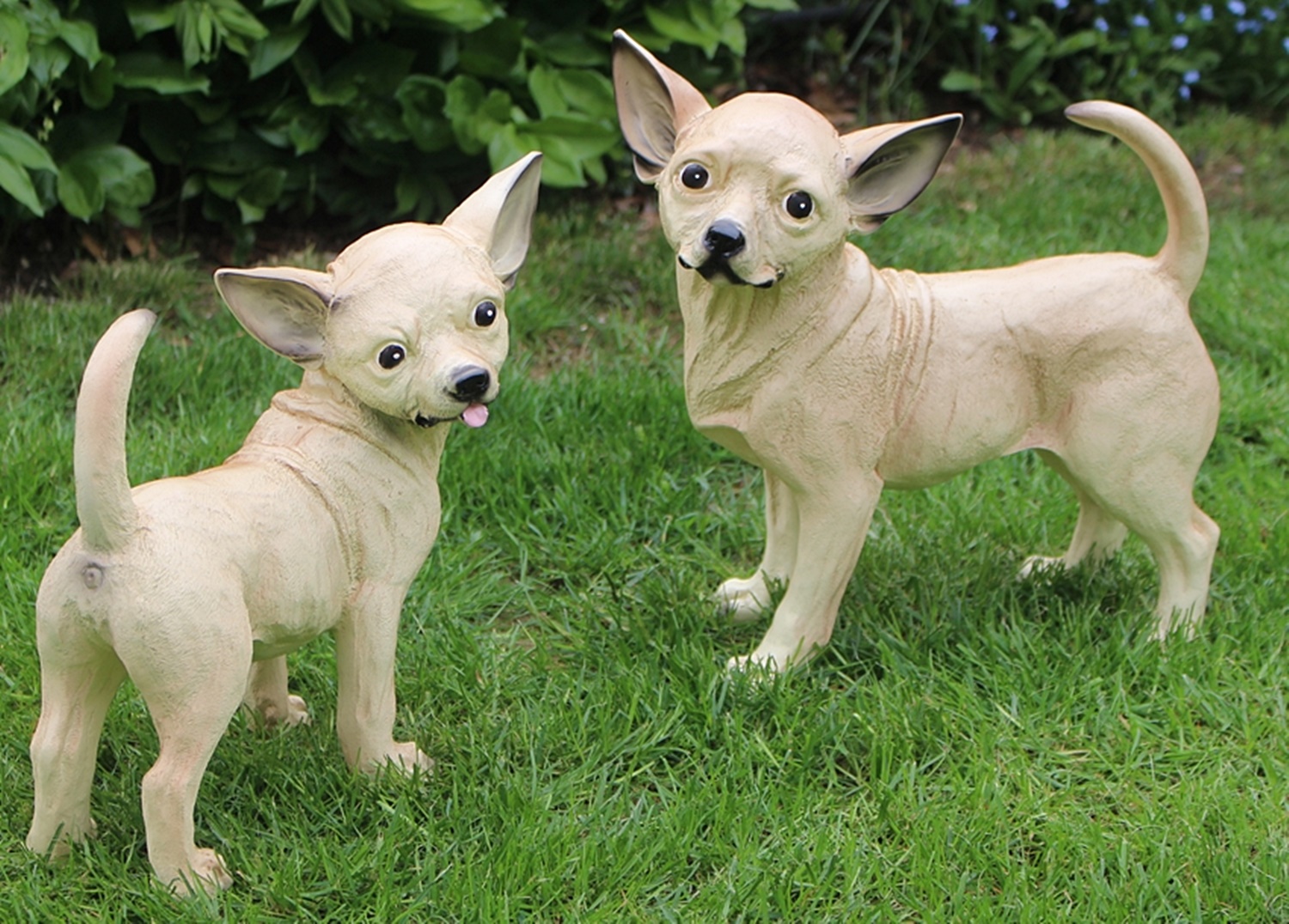 Dekorationsfigur Hund Chihuahua als Satz 2 Stück Höhe 34/29 cm Deko Figur aus Kunstharz