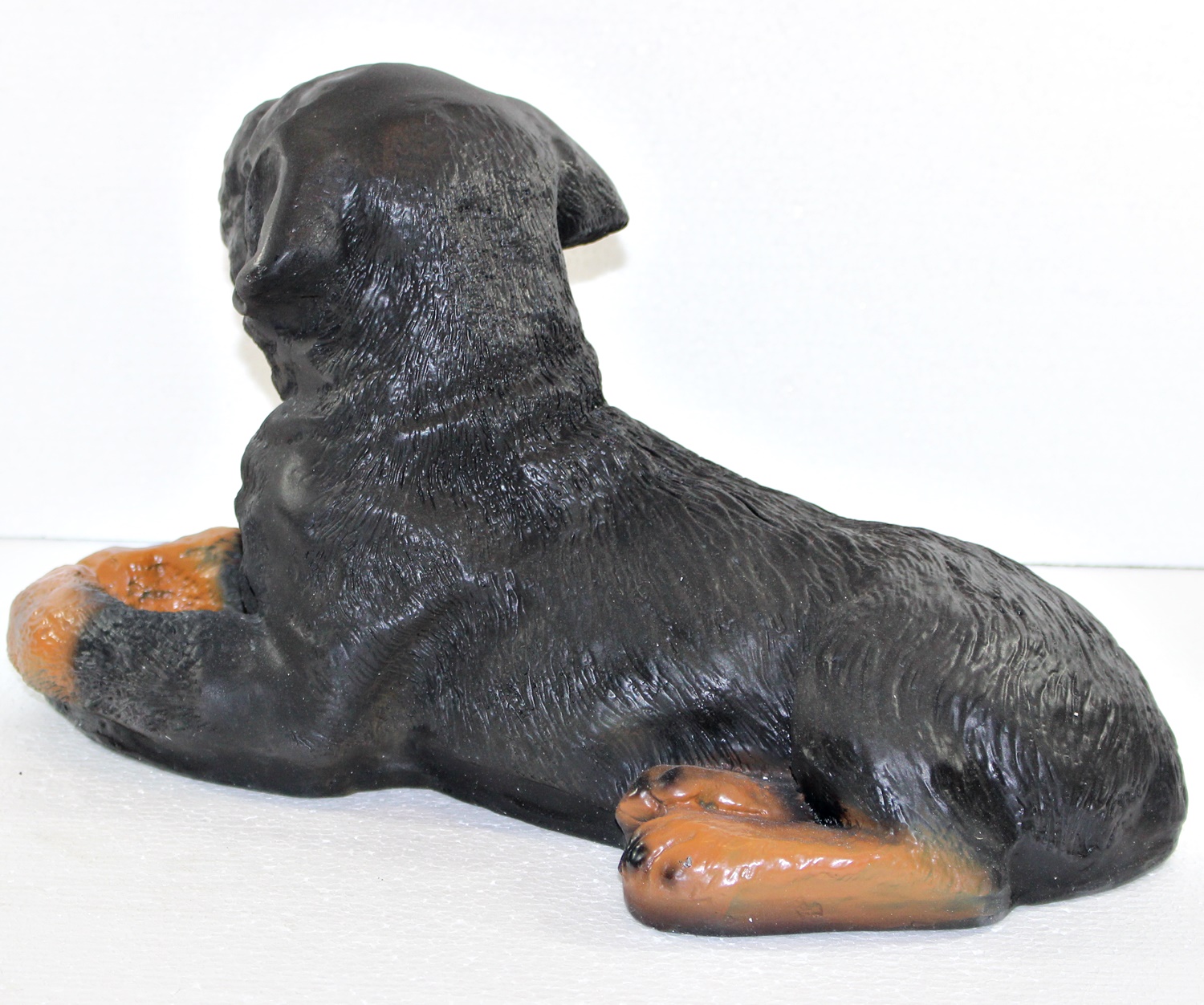 Dekorationsfigur Hund Rottweiler Welpe liegend  H 20 cm Dekofigur aus Kunstharz