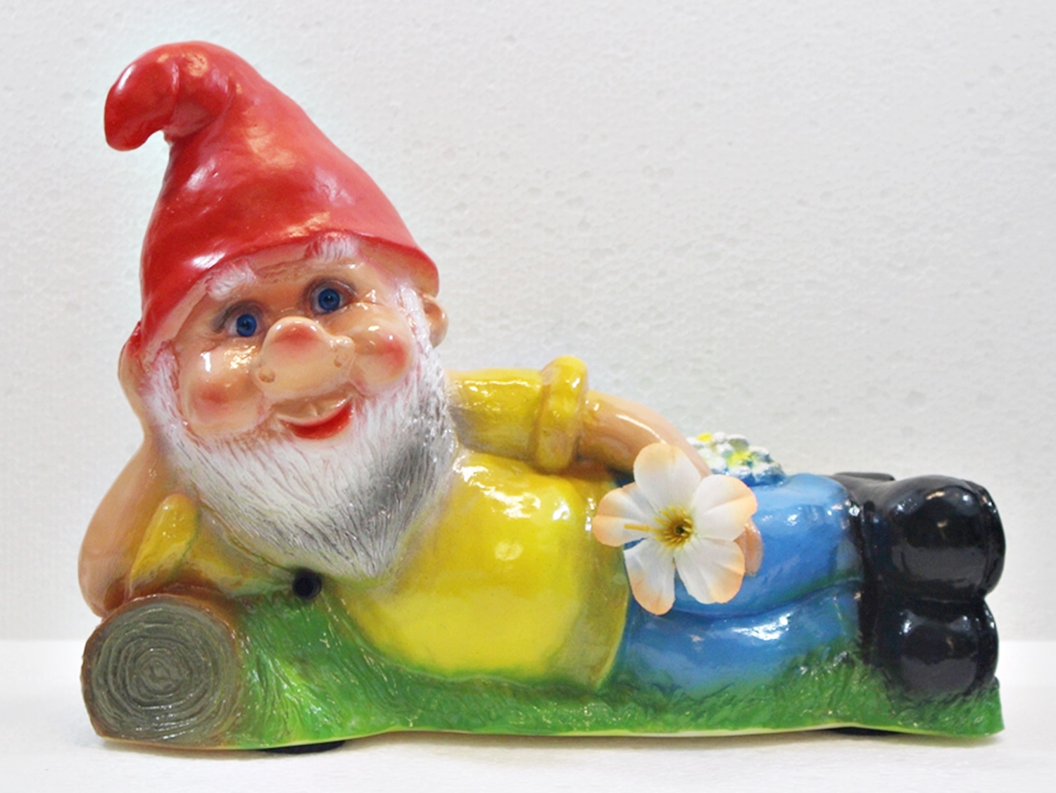 Gartenzwerg liegend mit Blume H 21 cm  Bewegungsmelder Pfiff Pfeifen Figur Zwerg aus Kunststoff