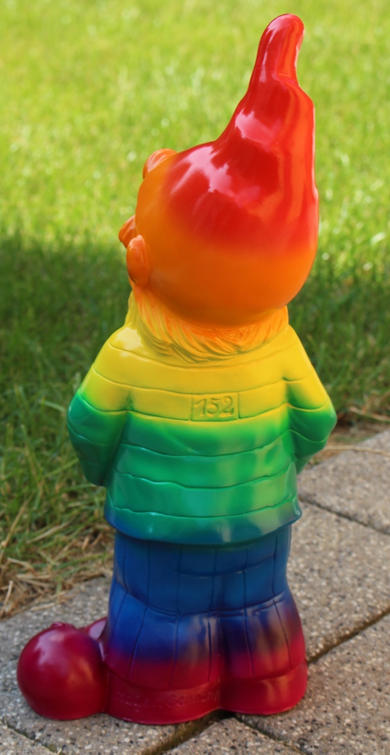 Gartenzwerg Gartenfigur Deko Zwerg Sträfling Gefangener Regenbogen bemalt Pride LGBTQ+ H 36 cm
