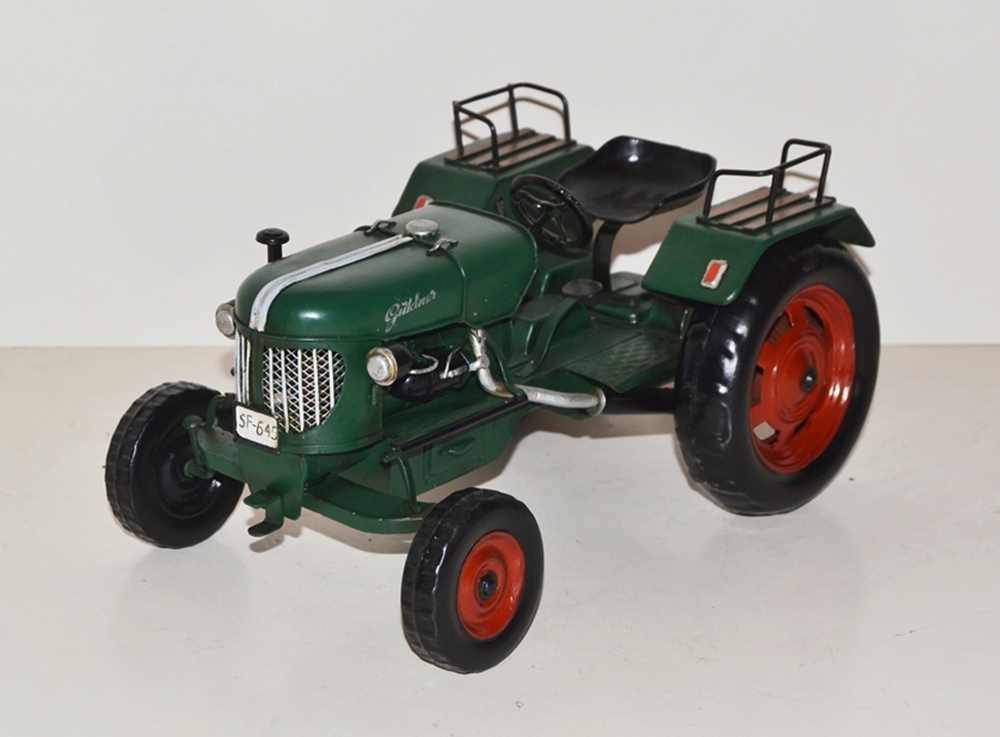 Blechtraktor Nostalgie Modellauto Oldtimer Marke Güldner SF 645 Traktor Modell aus Blech L 26 cm