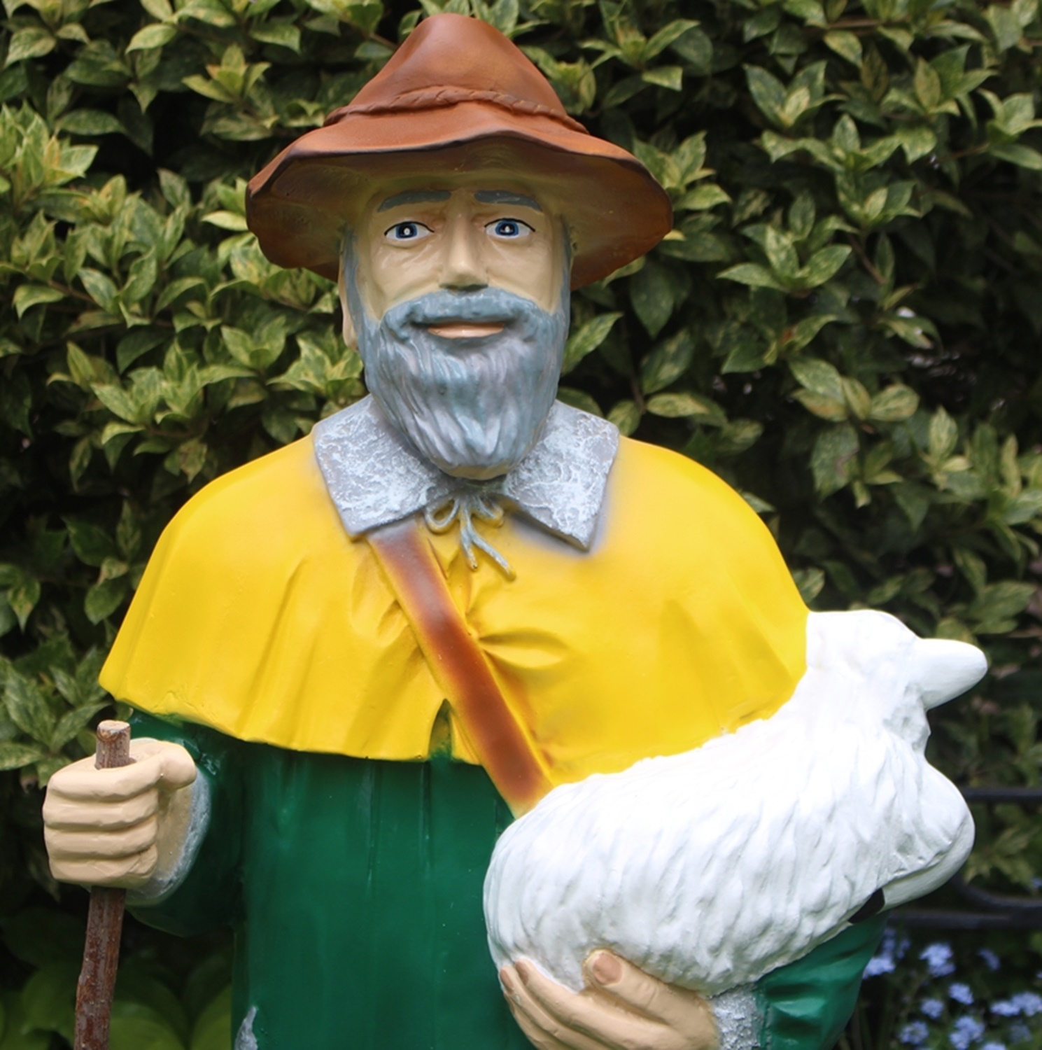 Dekorfgur Schäfer Lamm und Stock haltend Hirte stehend mit Lamm H 87 cm Gartenfigur aus Kunstharz