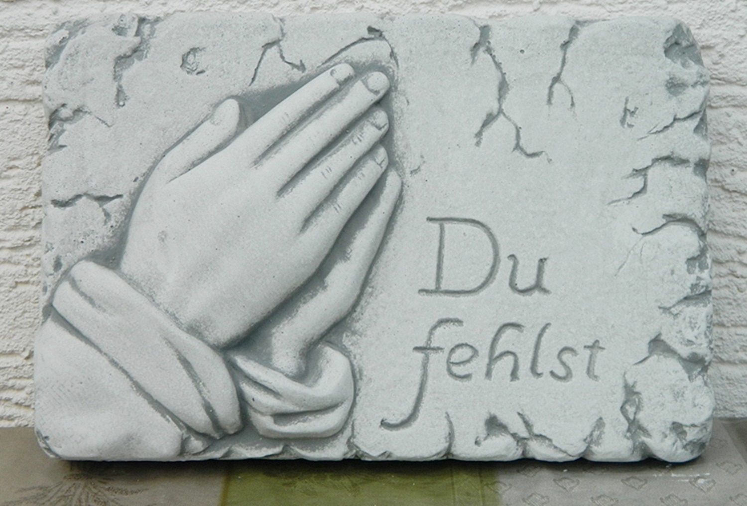 Beton Figur Tafel mit Aufschrift  Du fehlst " Länge 30 cm Grabdekoration"