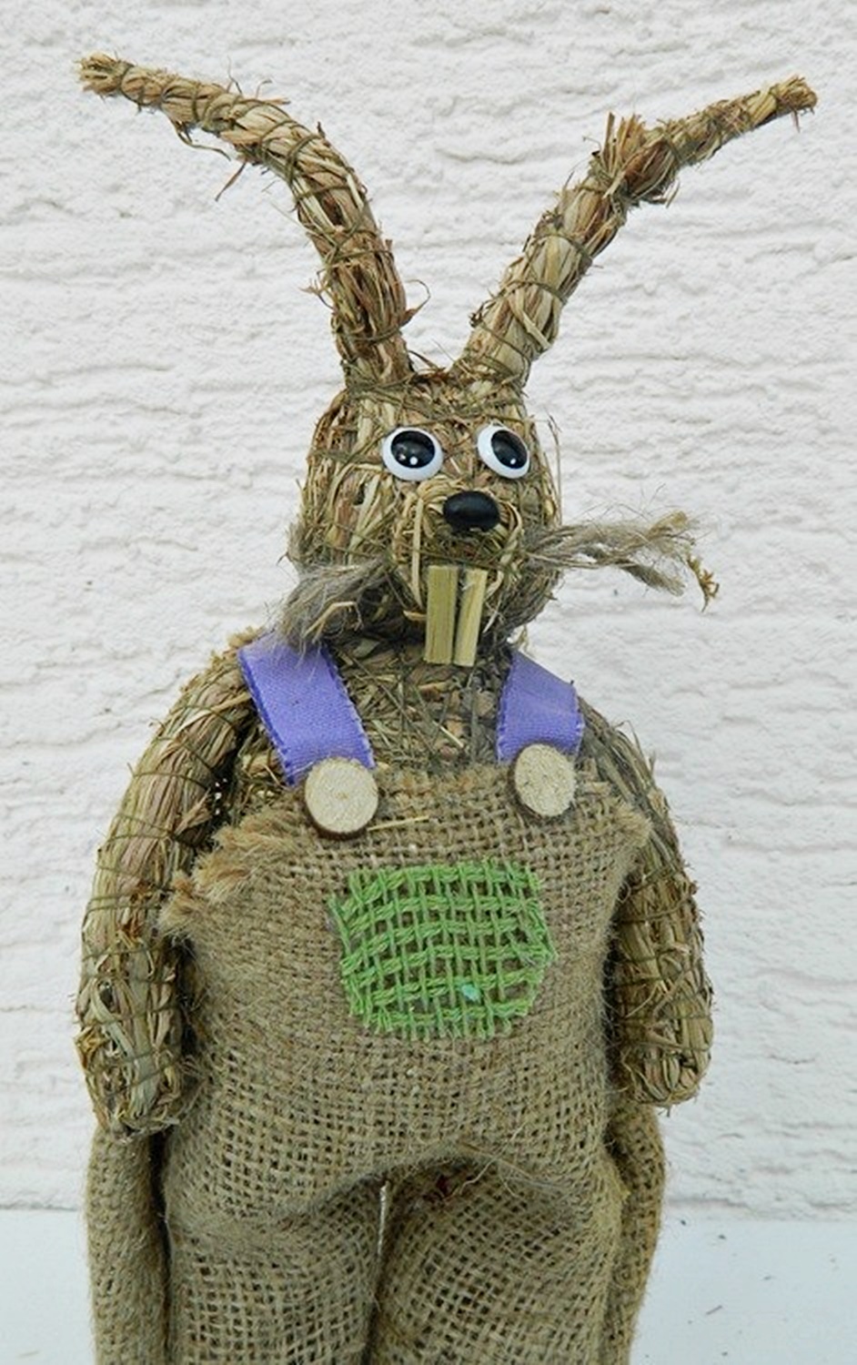 Deko Figur Hase H 28 cm stehend mit Latzhose Heufigur Osterdeko aus Naturmaterial Heu zum Basteln