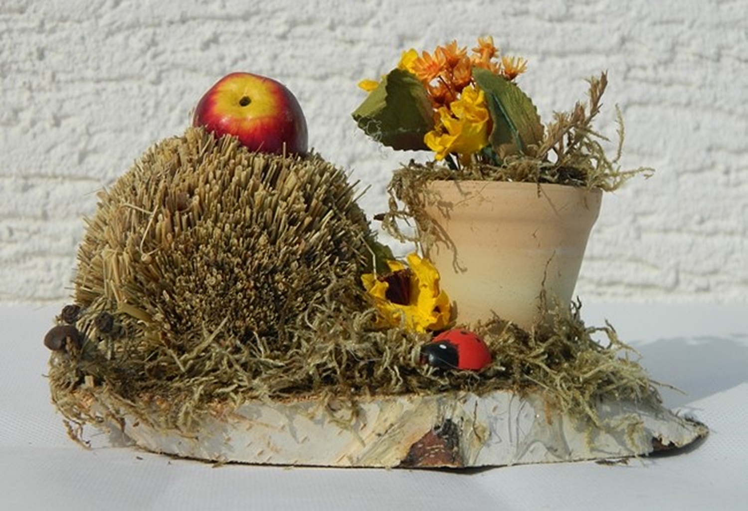 Deko Heu Figur Igel auf Birkescheibe mit Töpfchen dekoriert aus Naturmaterial Heudeko Basteln