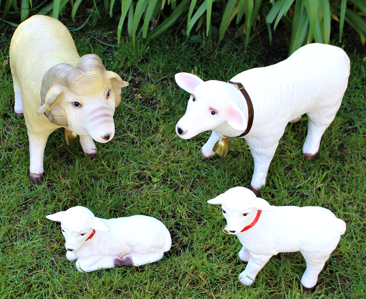 Deko Garten Figur Dekofigur Gartenfigur Tierfigur Schafbock, Schaf und zwei Lämmlein aus Kunststoff